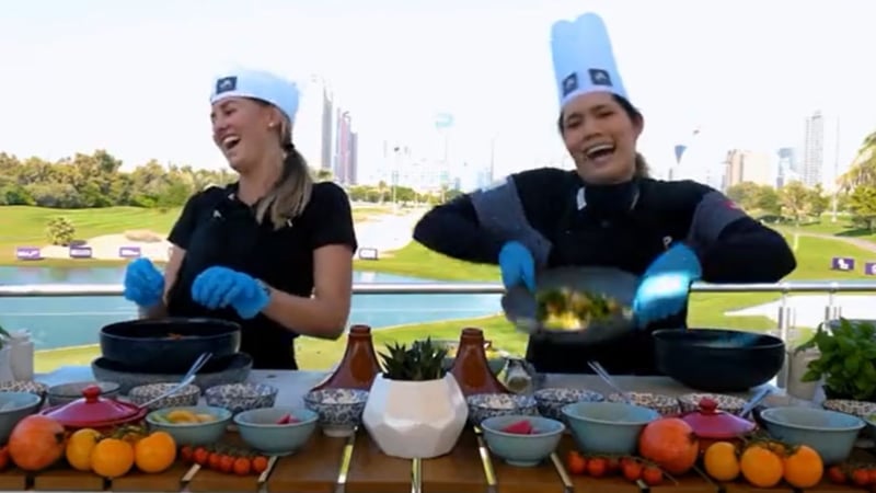 Olivia Cowan bei der Cooking Challenge der Ladies European Tour. (Foto: Screenshot/Twitter @LETgolf)