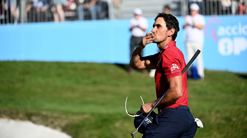 Rafa Cabrera Bello wirft den spanischen Fans nach der dritten Runde Küsschen zu. (Foto: Getty)