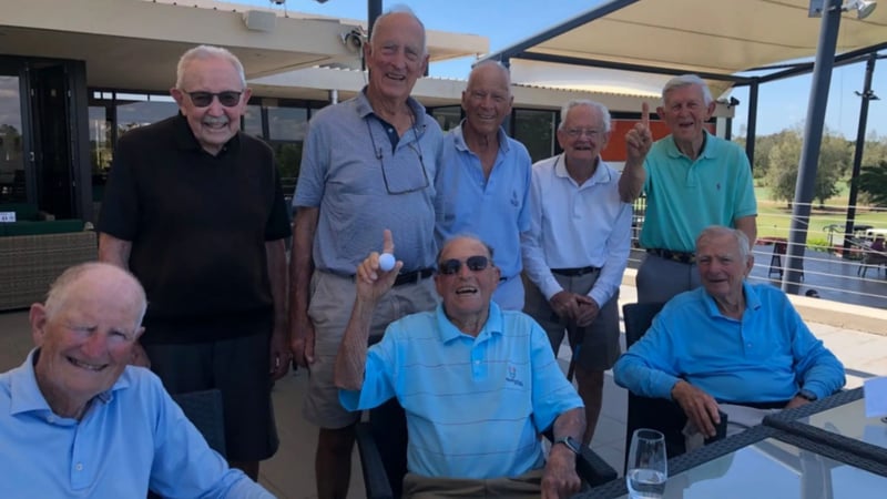 Hugh Brown und seine Golffreunde feiern das Hole-in-One (Foto: golf.org.au)