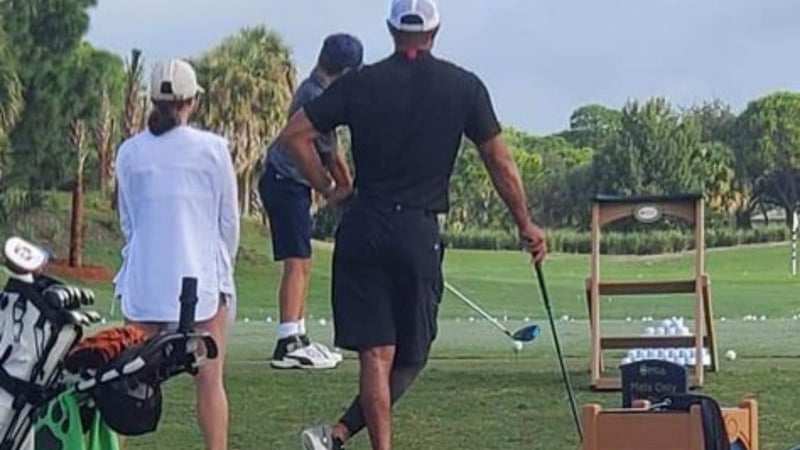Tiger Woods (re.) neben seiner Freundin Erica Herman auf einem Junior Golf Event seines Sohnes. (Foto: Twitter.com/GolfWRX)