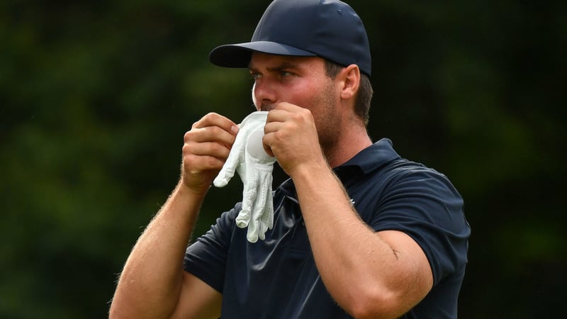 Golfhandschuhe gehören an die Hand: Der Norweger Kristian Krogh Johannessen hat andere Ideen (Foto: Getty Images)