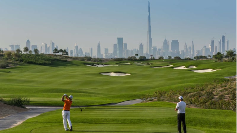 Einer der spektakulärsten Abschläge der Welt: Loch 5 auf dem Dubai Hills Golf Club (Quelle: golf&more travel)
