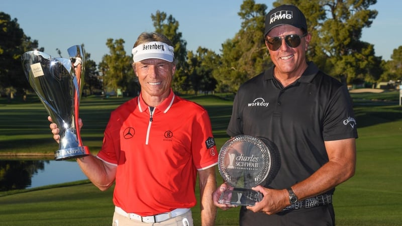 Zwei Rekorde auf der PGA Tour Champions: Bernhard Langer und Phil Mickelson mit ihren Trophäen. (Foto: Twitter/@PhilMickelson)