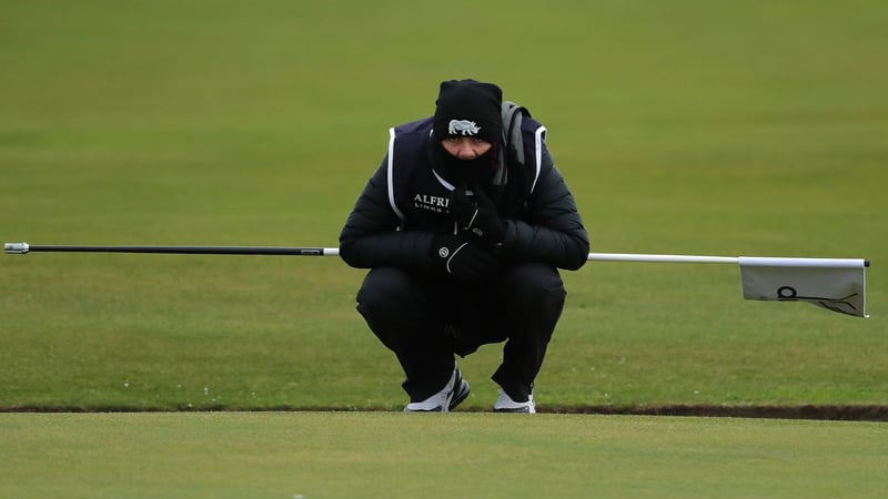 Wintermode Auch Caddies müssen sich warm anziehen. (Foto: Getty Images)