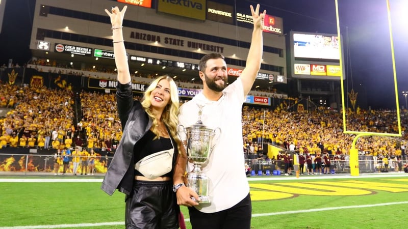 Jon Rahm und seine Ehefrau mit der US-Open-Trophäe. (Foto: Twitter.com/@usopengolf)