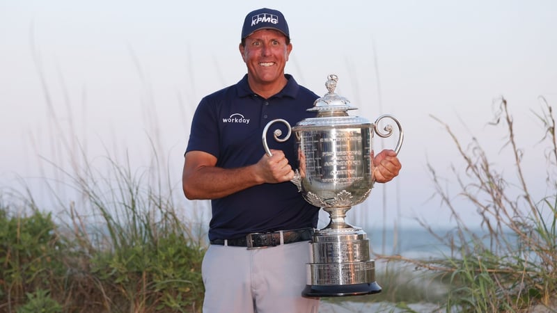 Phil Mickelson strahlt als ältester Majorsieger aller Zeiten. (Foto: Getty)