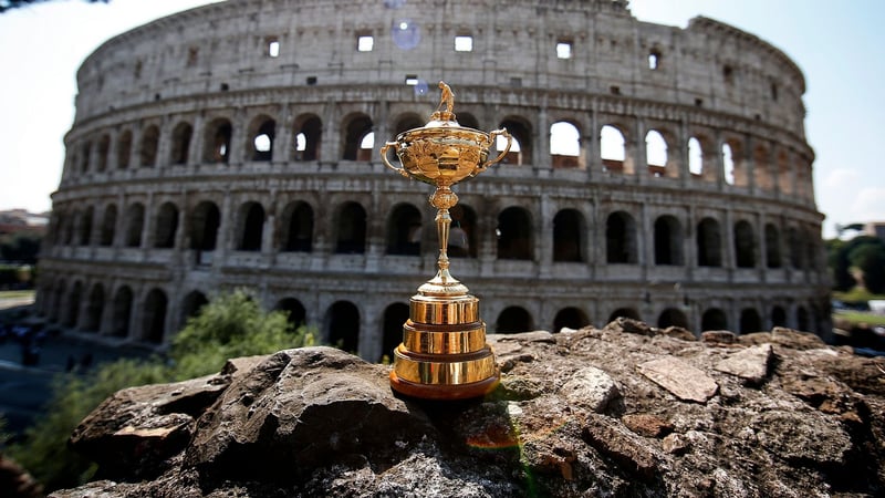Der Pokal des Ryder Cups vor dem Kolosseum in Rom. (Foto: RyderCup/Twitter)