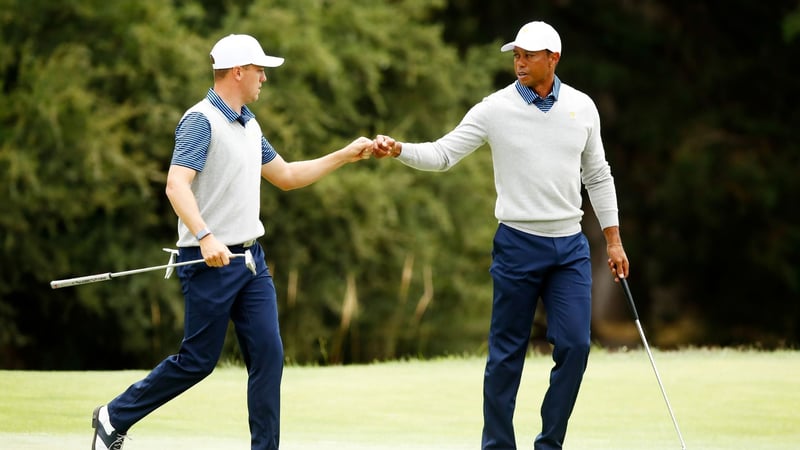 Tiger Woods und Justin Thomas 2019 gemeinsam in Australien. (Foto: Getty)