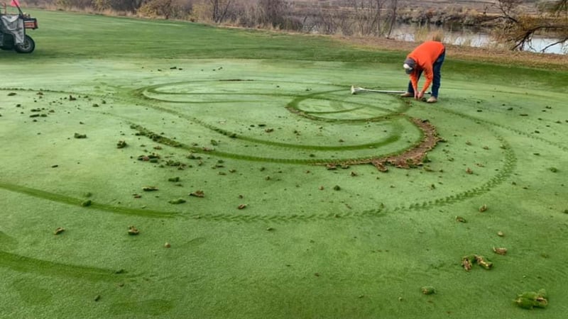 Die Ausmaße des Vandalismus auf dem 1. Grün des River Bend Golf Course. (Foto: River Bend Golf Course/Facebook)