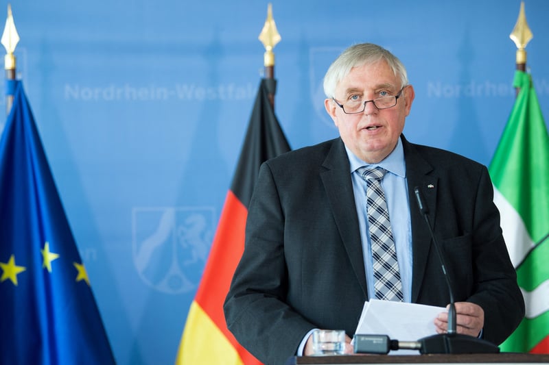 Karl-Josef Laumann bei einer Pressekonferenz zu dem Corona-Virus. (Quelle: Getty Images)