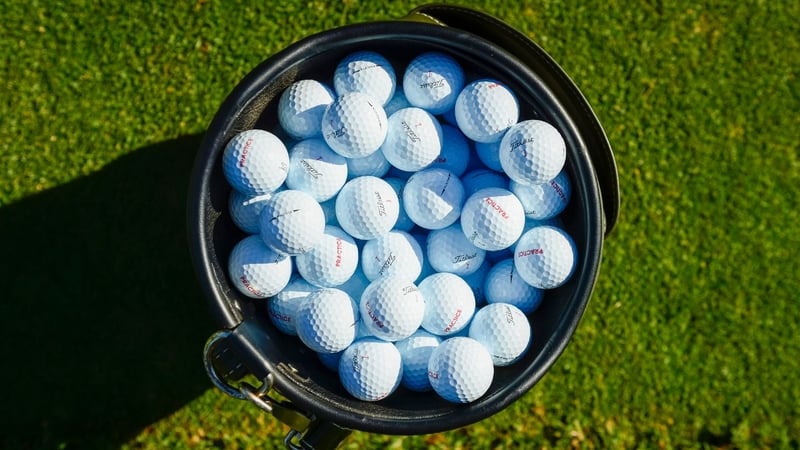 Golfbälle werden in der Regel nicht in Eimern, sondern im Dutzend verkauft. (Foto: Getty)