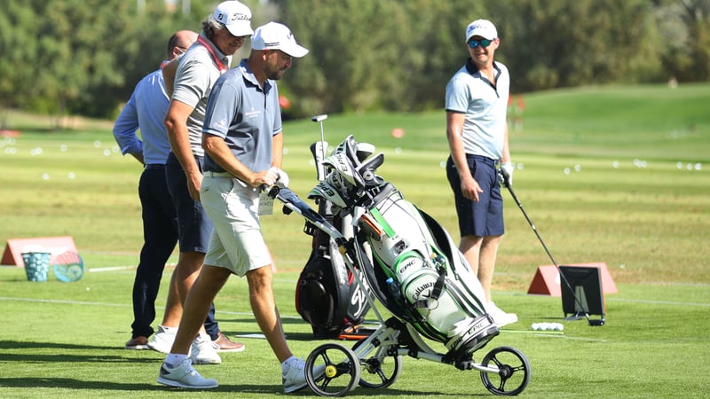 Ein Golftrolley für Weihnachten: Auch Profis müssen mal schieben - David Howell zieht alle Blicke auf sich! (Foto: Getty Images)