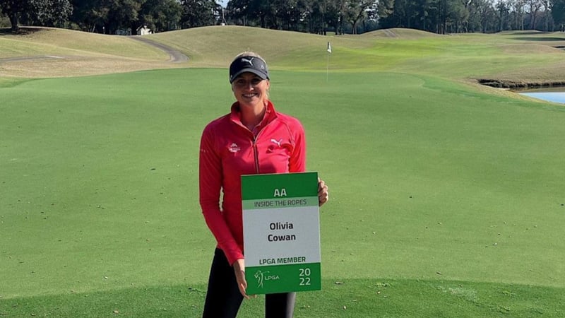 Olivia Cowan präsentiert stolz ihr Ticket für die LPGA Tour 2022. (Foto: Instagram/Olivia Cowan)