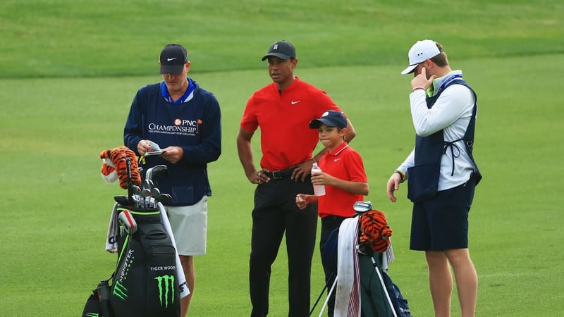 Tiger Woods mit seinem Sohn Charlie und Caddie Joe LaCava sowie Joe LaCava Jr. (Foto: Getty)