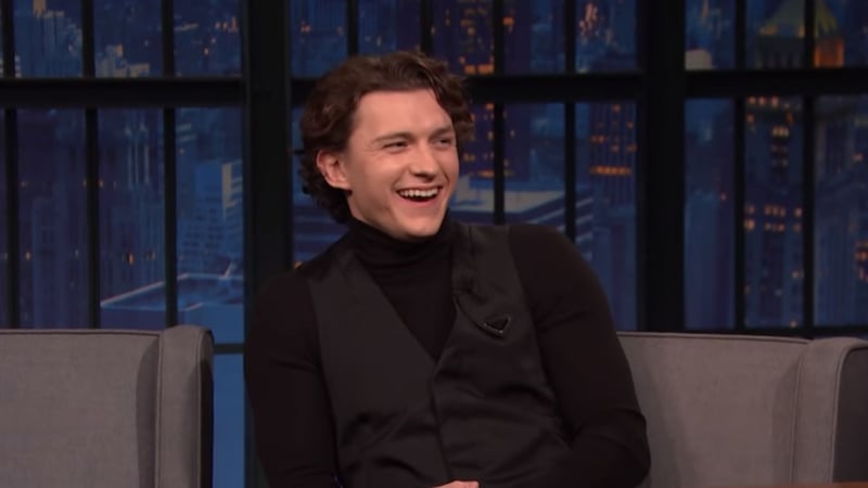 Tom Holland trifft auf einen angeheiterten Ian Poulter. (Foto: Youtube/Late Night with Seth Meyers)