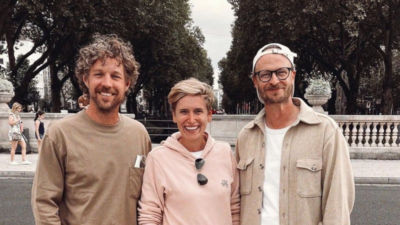 Erik Anders Lang mit den beiden deutschen RGC-Botschaftern Caren Raue und Jan Hungerland Zonligt. (Foto: randomgolfclub_muenchen/Instagram)