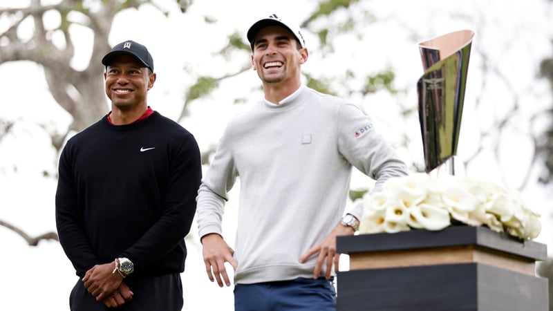 Strahlender Sieger auf der PGA Tour: Joaquin Niemann mit Tiger Woods und der Trophäe beim Genesis Invitational.(Foto: Getty)