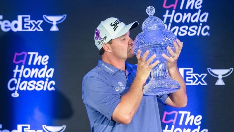 Ein Kuss für die Trophäe: Sepp Straka feiert seinen ersten Sieg auf der PGA Tour. (Foto: Getty)