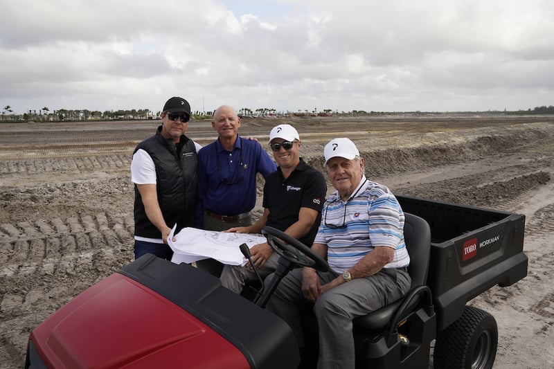Justin Thomas, Jack Nicklaus, Dominik Senn und Max Strang auf der Grundfläche der zukünftigen Golfanlage. (Foto: Getty)