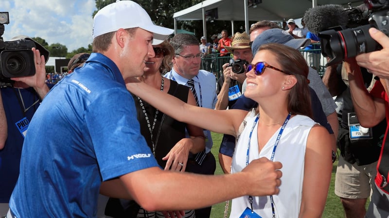 Jordan Spieth hatte seiner Frau nach seinem Risikoschlag so einiges zu erklären. (Foto: Getty)