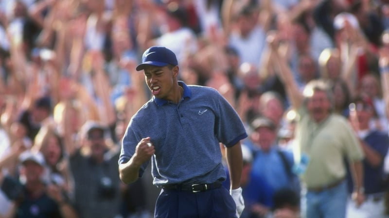 Tiger Woods nach seinem mittlerweile 25 Jahre alten Hole-in-One. (Foto: Getty)