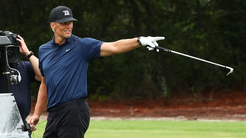 Tom Brady nach einem Hole Out vom Fairway bei 