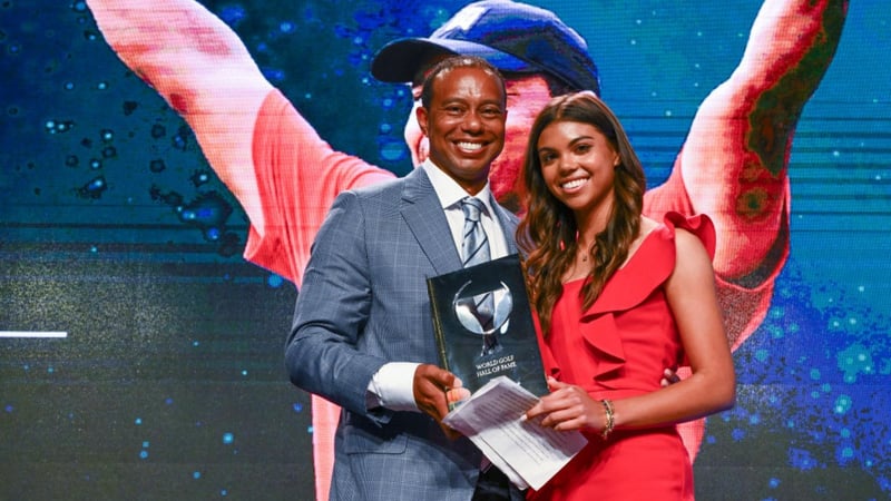 Tiger Woods nahm die Auszeichnung für die World Golf Hall of Fame von seiner Tocher Sam entgegen. (Foto: Getty)