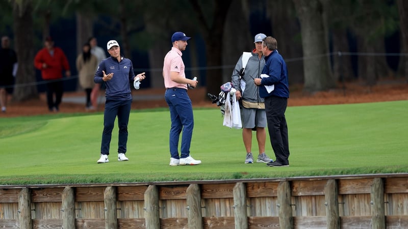 Viktor Hovland und Daniel Berger diskutieren bei der Players Championship mit Schiedsrichter Gary Young. (Foto: Getty)