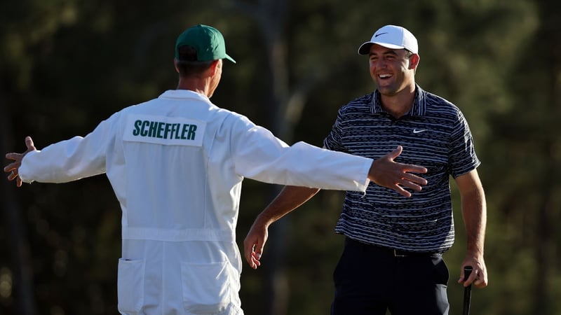 Scottie Scheffler und sein Caddie Ted Scott feiern den Masters-Sieg (Foto: Getty).