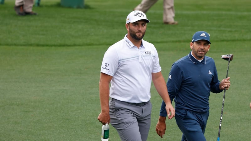 Jon Rahm gemeinsam mit Landsmann Sergio Garcia während der Proberunde beim US Masters 2022. (Foto: Getty)