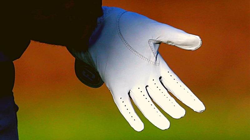 Aus dem Kauf eines Golfhandschuhs sollte in keinem Fall eine Wissenschaft gemacht werden. Dennoch lohnt es sich zu wissen, was die unterschiedlichen Golfhandschuhe ausmacht. (Foto: Getty)