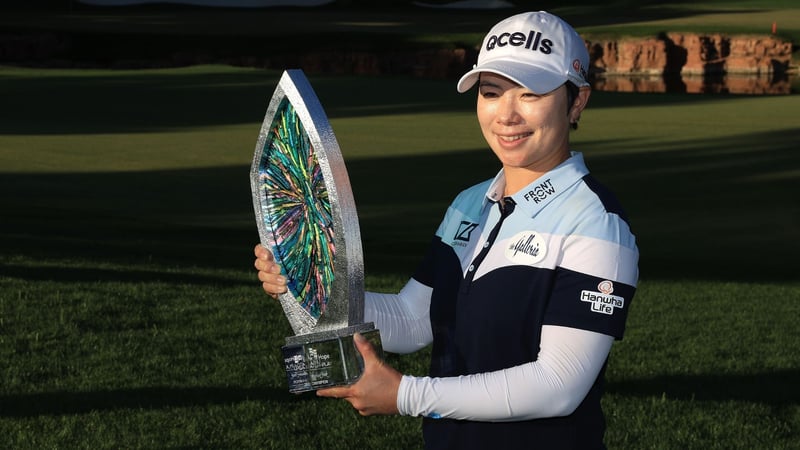 Eun-Hee Ji mit der Trophäe des Matchplay Events auf der LPGA Tour (Foto: Getty)