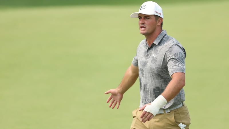 Mit dick einbandagiertem Handgelenk: Bryson DeChambeau in der Vorbereitung auf die PGA Championship 2022. (Foto: Getty)