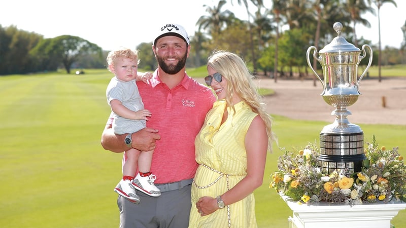 Mit Sohn Kepa und Frau Kelley: Jon Rahm feiert seinen siebten Sieg auf der PGA Tour. (Foto: Getty)