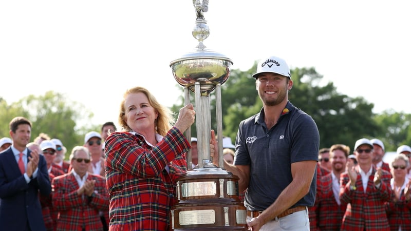 Sam Burns mit dem Pokal der Charles Schwab Challenge nach seinem Sieg auf der PGA Tour (Foto: Getty)