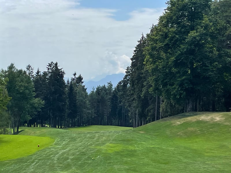 Golfclub Petersberg Bahn 15 mit Blick auf's Gebirge (Foto: Golf Post)