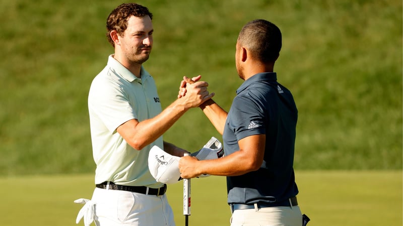 Freunde unter sich: Patrick Cantlay (li.) und Xander Schauffele (re.) liefern sich bei der Travelers Championship auf der PGA Tour einen Zweikampf an der Spitze. (Foto: Getty)