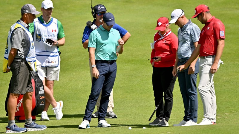 Rory McIlroy und Justin Thomas beraten sich mit den Offiziellen, nachdem sich ihre Bälle berührt haben. (Foto: Getty)