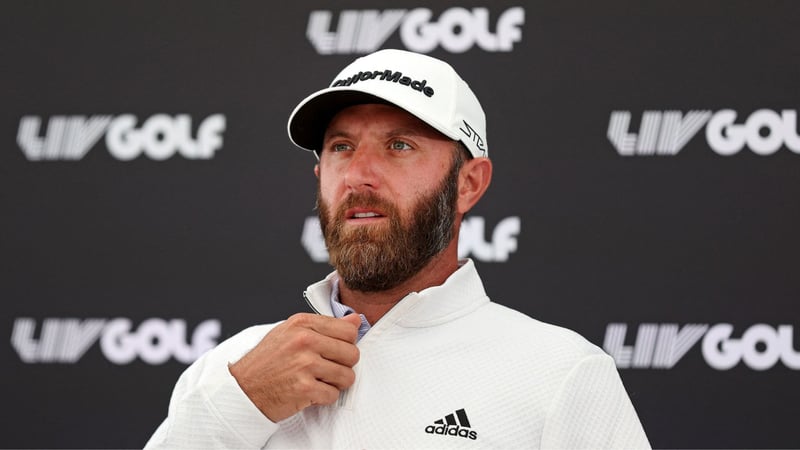 Dustin Johnson auf der ersten Pressekonferenz der LIV Golf Series. (Foto: Getty)