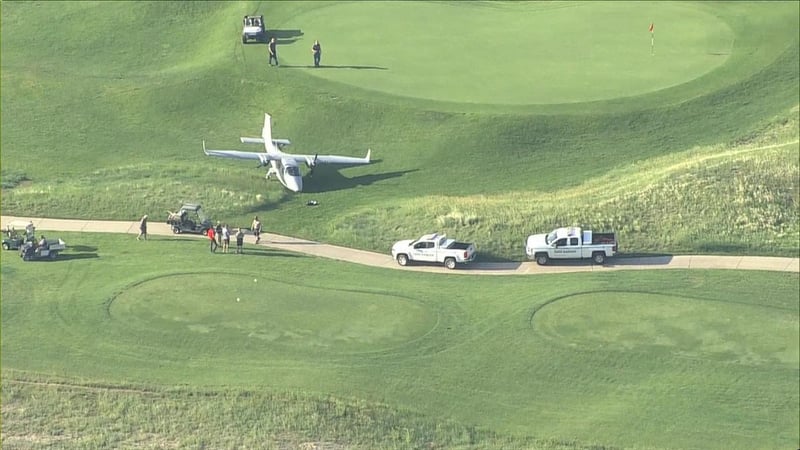 Eine erfolgreiche Notlandung auf dem Golfplatz (Foto: Twitter)