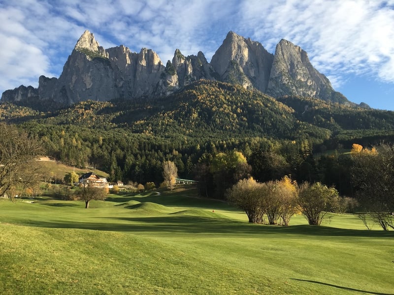 Golfplatz St Vigil Seis - Blick auf Bahn 18 und Clubhaus