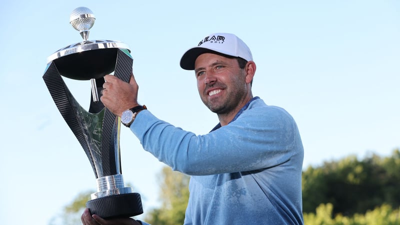 Charl Schwartzel mit der ersten Trophäe der LIV Golf Invitational Series. (Foto: Getty)