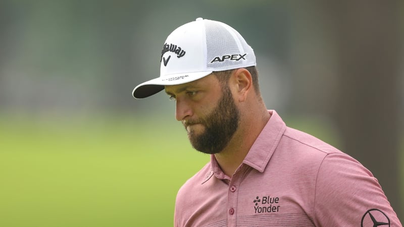 Jon Rahm wirft Schläger und verfehlt nur knapp die Helferin. (Foto: getty)