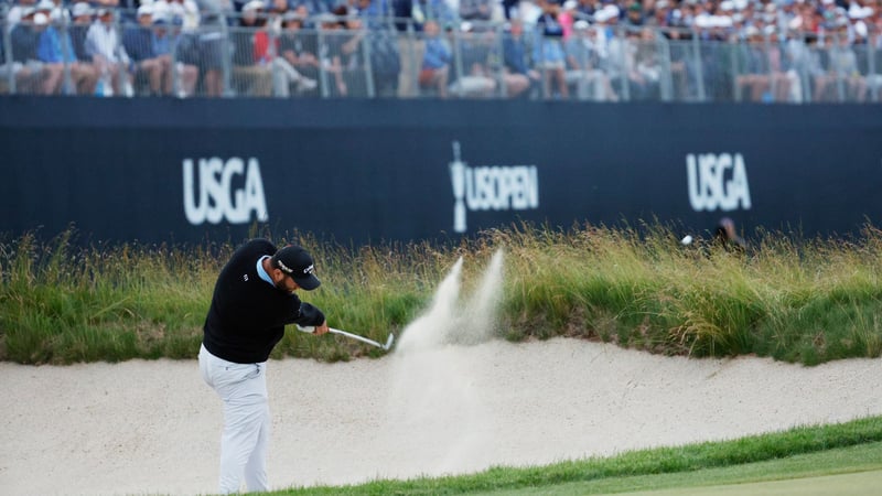 Jon Rahm im Fairwaybunker der 18. Bahn am Moving Day der US Open 2022. (Foto: Getty)