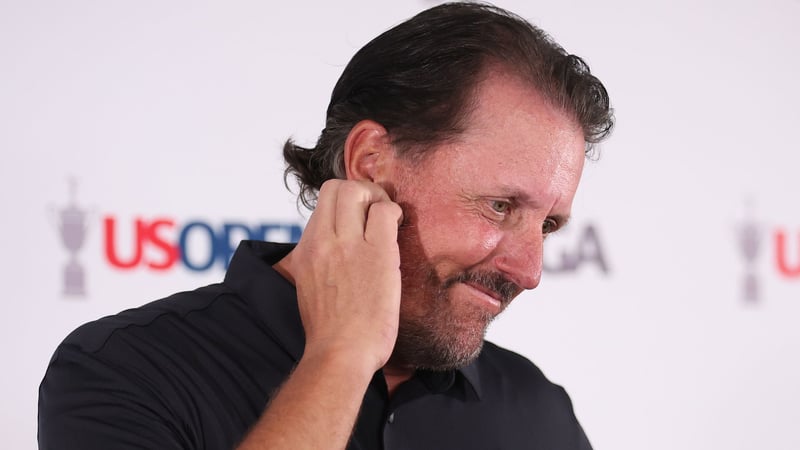 Phil Mickelson stellt sich den Fragen der Journalisten vor der US Open 2022 (Foto: Getty)