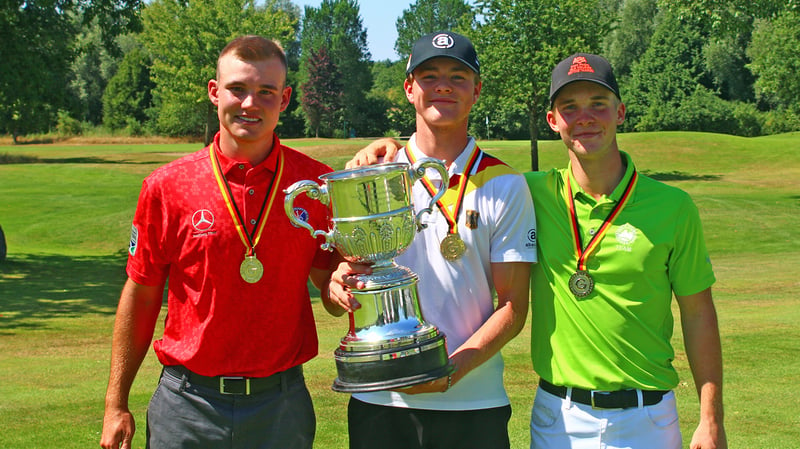 Medaillengewinner der Internationalen Amateurmeisterschaft von Deutschland: Sieger Peer Wernicke (Bildmitte, GC Hubbelrath) sowie die beiden Zweitplatzierten Nico Lang (links, GC Mannheim-Viernheim) und Thomas Schmidt (rechts, GC Bergisch Land) (Bild: DGV/Stebl)