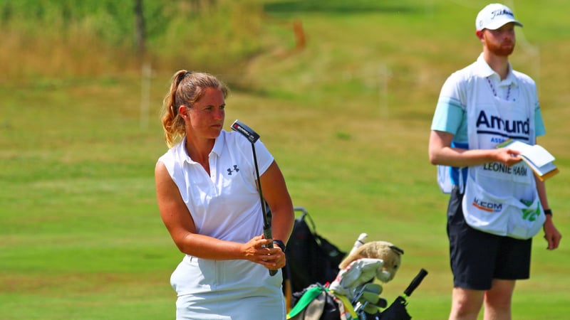 Leonie Harm hat mit ihrem Caddie die Spitze beim Amundi German Masters fest im Blick. (Foto: DGV: stebl)