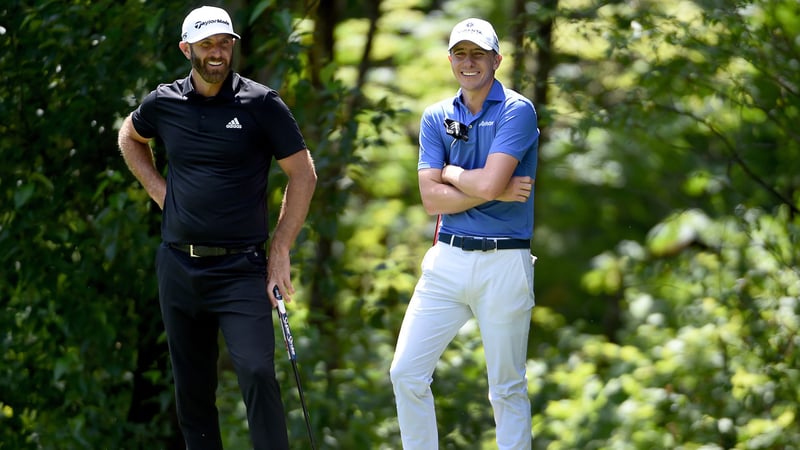 Dustin Johnson (li.) und Carlos Ortiz (re.) teilen sich beim Portland Event der LIV Golf Invitational Series nach Runde 2 den ersten Platz. (Foto: Getty)