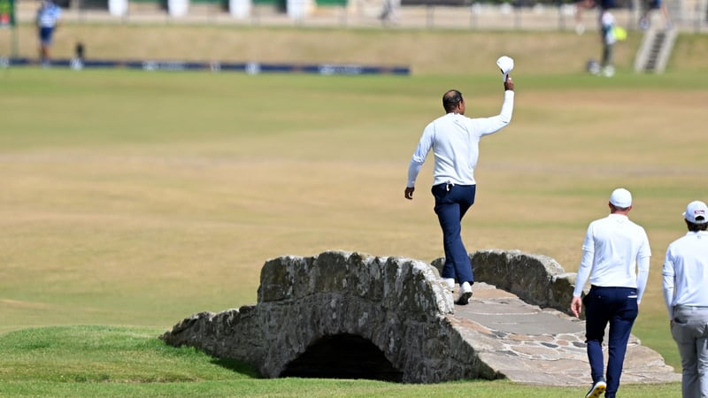 Tiger Woods wird auf dem Schlussloch seiner zweiten Runde der British Open 2022 gefeiert wie der Sieger. (Foto: Getty)