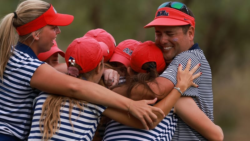 Ein Coach feiert mit seiner Damen-Mannschaft. (Foto: Twitter/@NCAAGolf_)